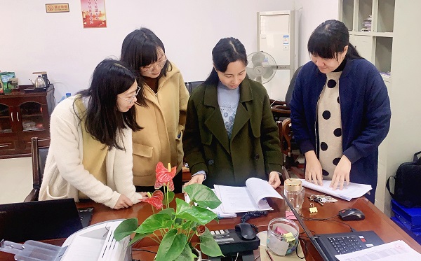圖1為紀檢監(jiān)察女干部共同梳理案件線索、研究分析案情。.jpg