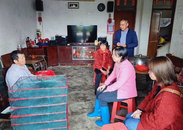 圖3為巡察女干部圖為巡察女干部走村入戶，營造宣傳氛圍，助推鄉(xiāng)村振興工作。.jpg