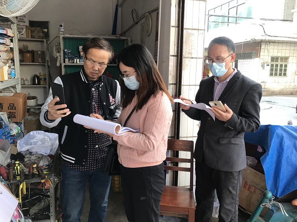 圖4為紀檢監(jiān)察女干部春節(jié)前后到都城鎮(zhèn)城南社區(qū)，開展疫情防控排查登記工作。2.JPG
