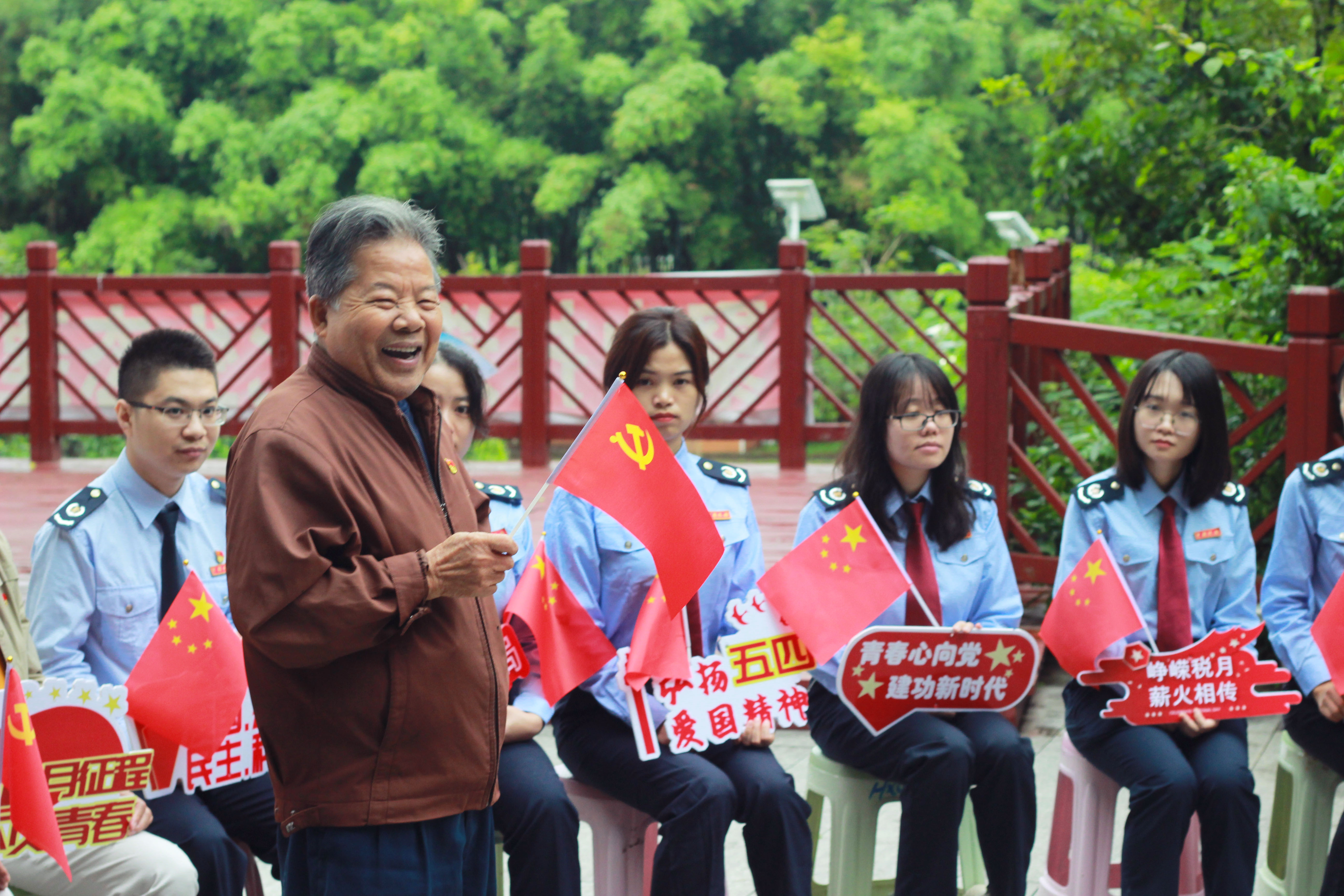 郁南縣稅務(wù)局團支部學黨史 談體悟 賡續(xù)精神血脈 凝聚青年力量——老稅務(wù)同志講黨史2.jpg