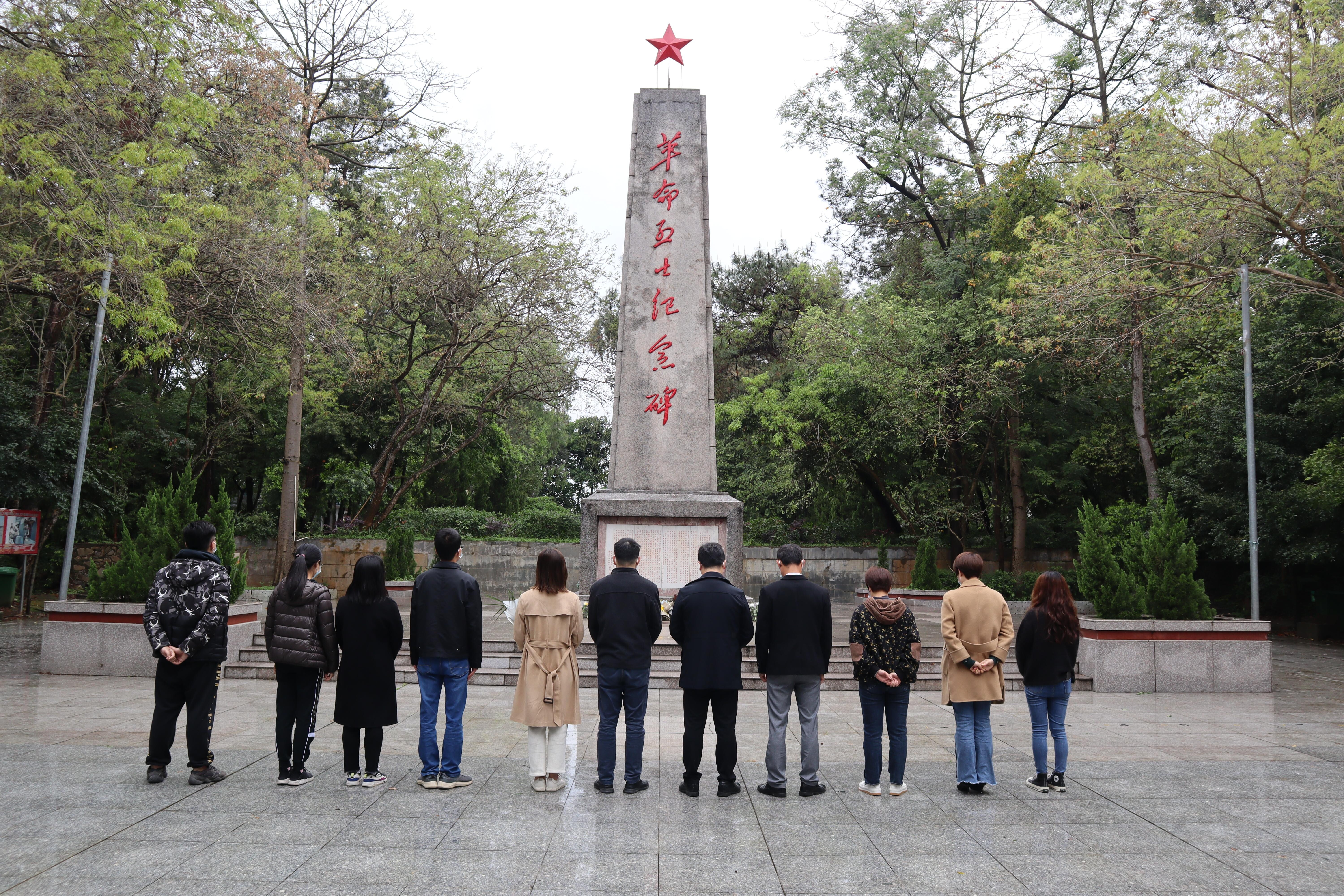 2022年郁南縣開展“我們的節日·清明”緬懷先烈祭掃活動_1