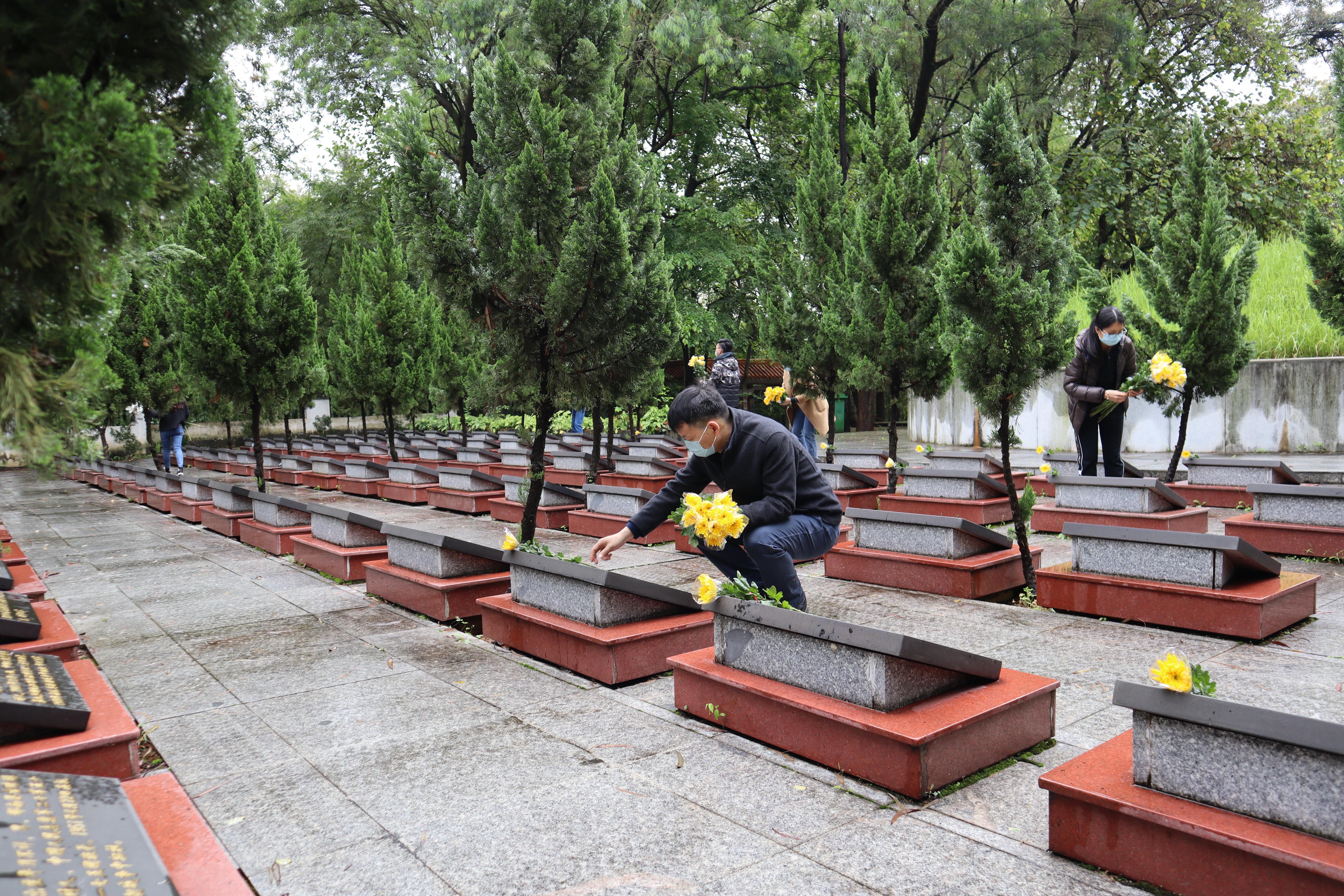 2022年郁南縣開展“我們的節日·清明”緬懷先烈祭掃活動_2