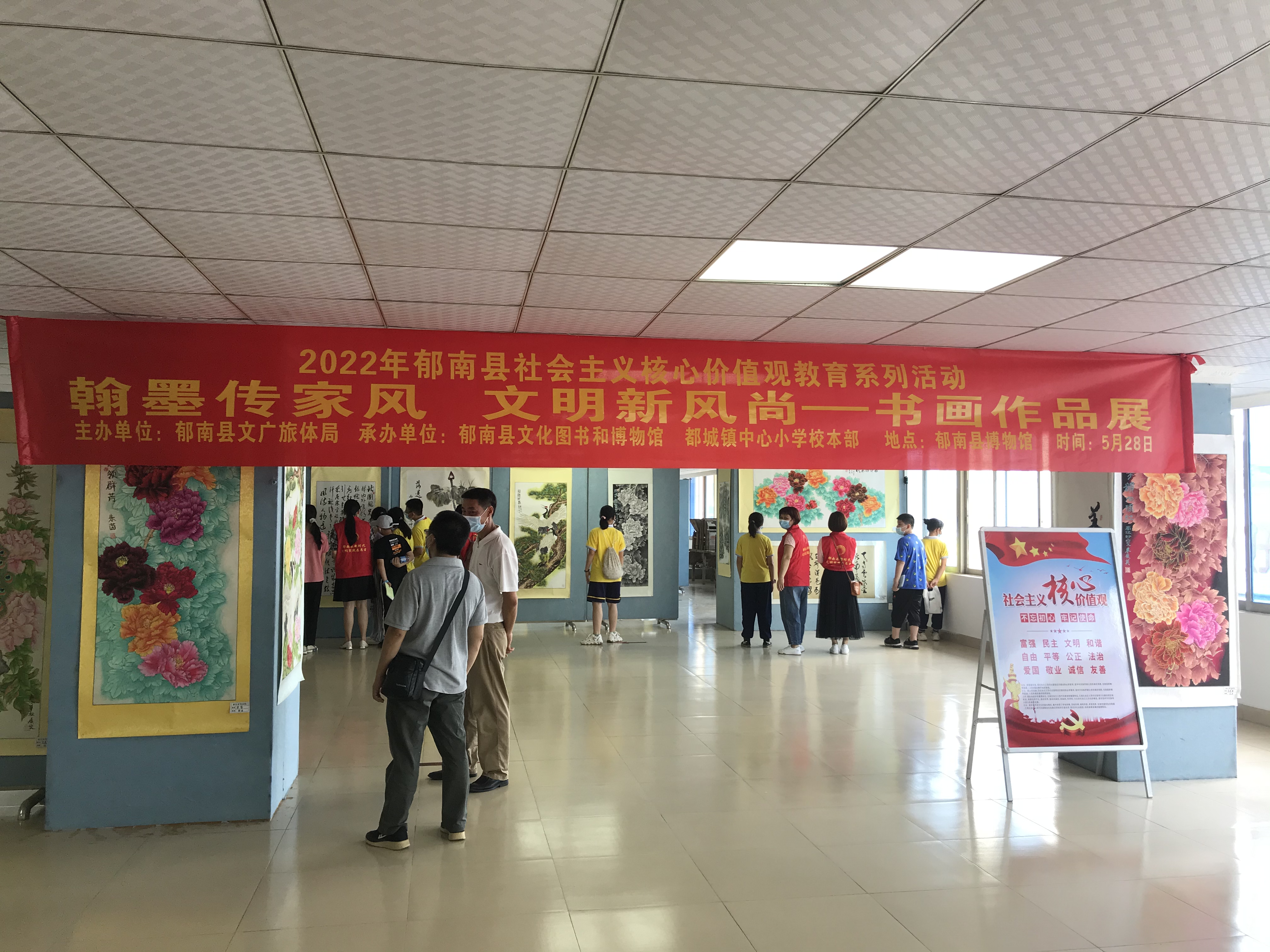 2022年5月28日，由縣文廣旅體局主辦，在縣博物館展廳舉行翰墨傳家風 文明新風尚書畫作品展1.jpg