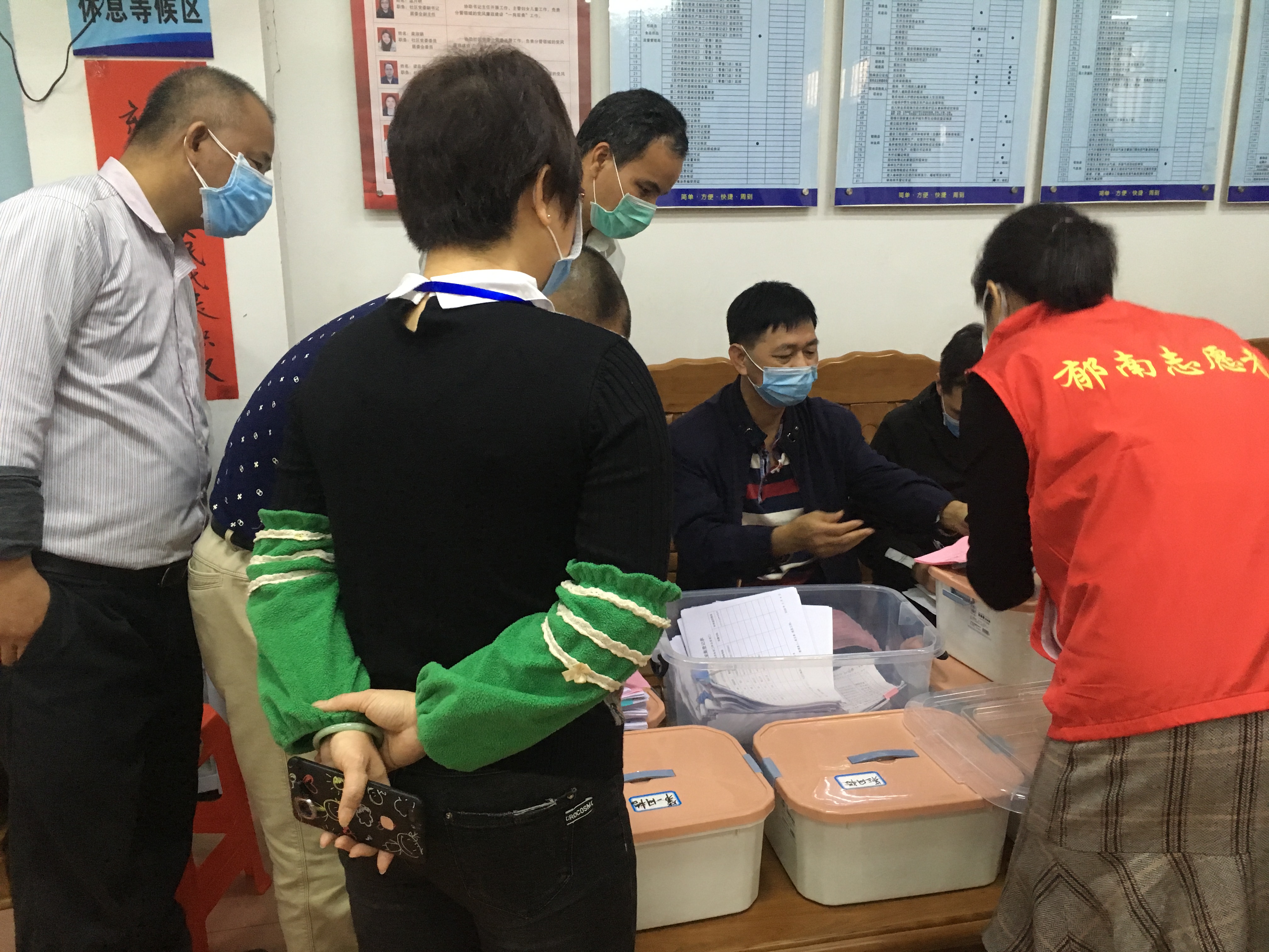 市防疫督導組蒞臨城南社區開展網格登記檢查，充分肯定了該社區網格登記工作認真細致，底數清、情況明，措施實，效果好.jpg