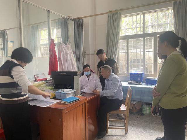 3.27，郁南縣市場監管局“雙管齊下”狠抓藥械妝不良反應事件監測工作照片2.jpg