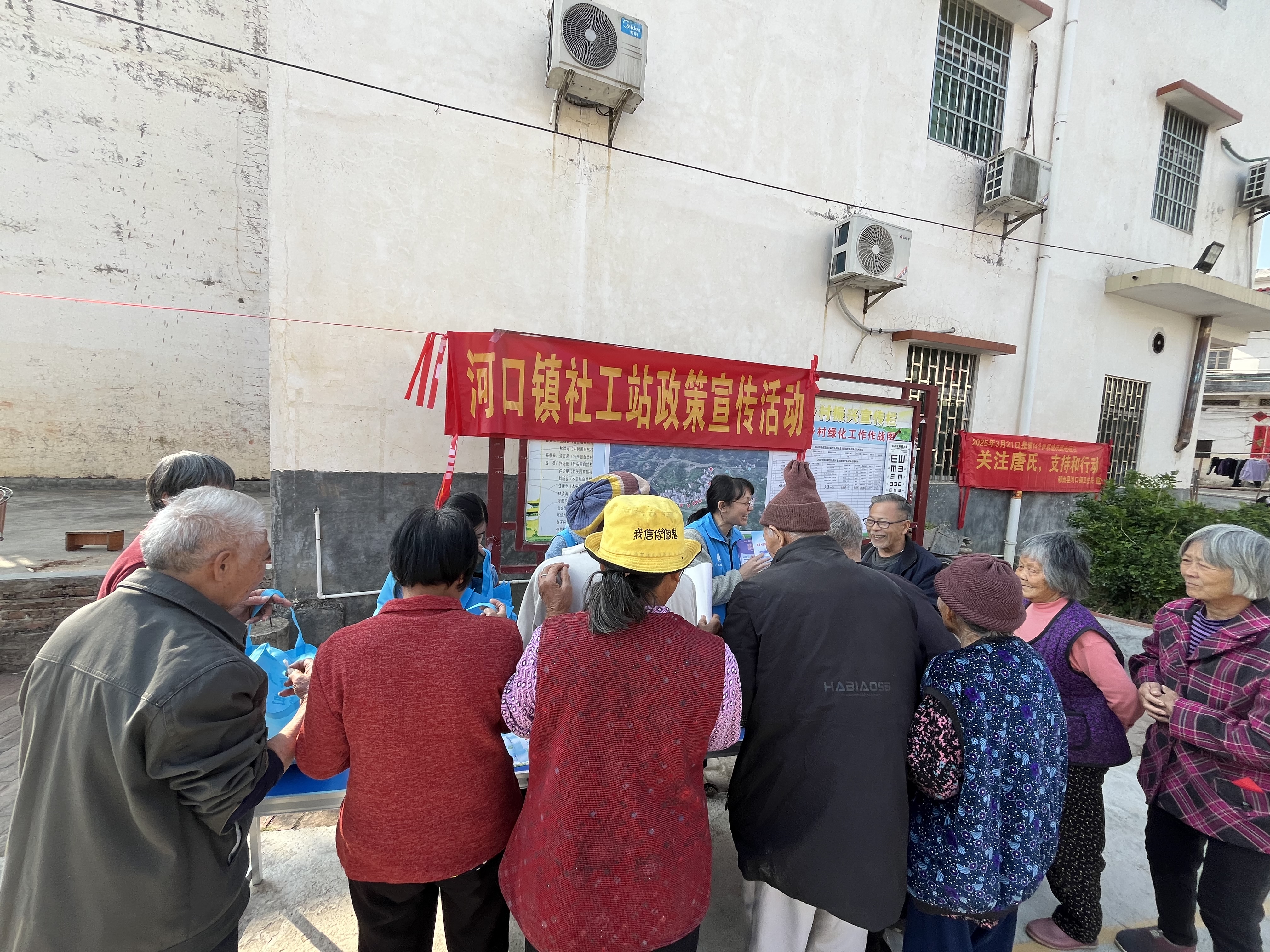 圖為社工現場解答群眾救助政策咨詢。.jpg
