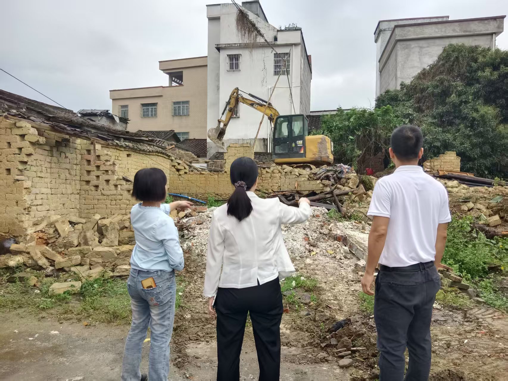 （圖二）縣領導現場督導危舊房清拆.jpg