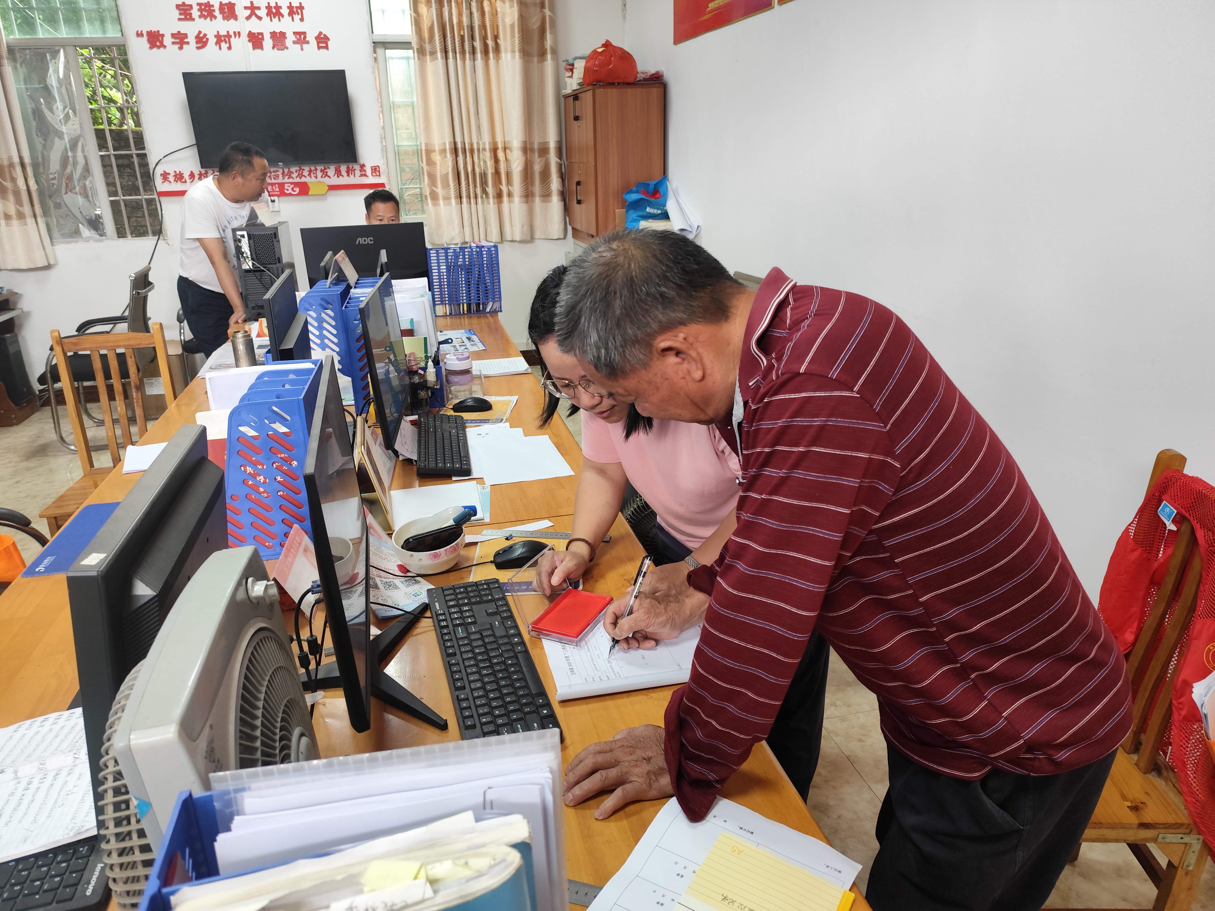 （圖三）群眾簽訂清拆承諾書.jpg