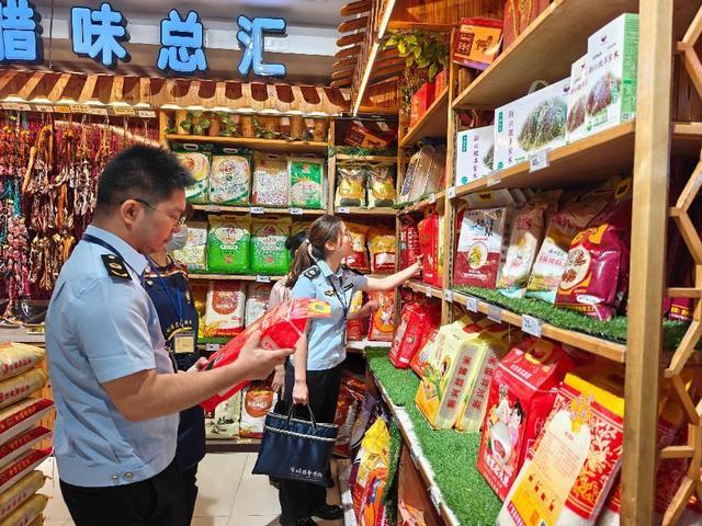 5.30，郁南縣市場監督管理局開展2025年專業市場等重點領域知識產權保護專項行動照片1.jpg