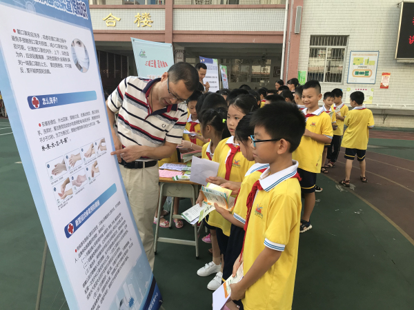 縣疾控中心專家到都城鎮中心校向學生講解防控新冠肺炎病毒宣傳知識.jpg
