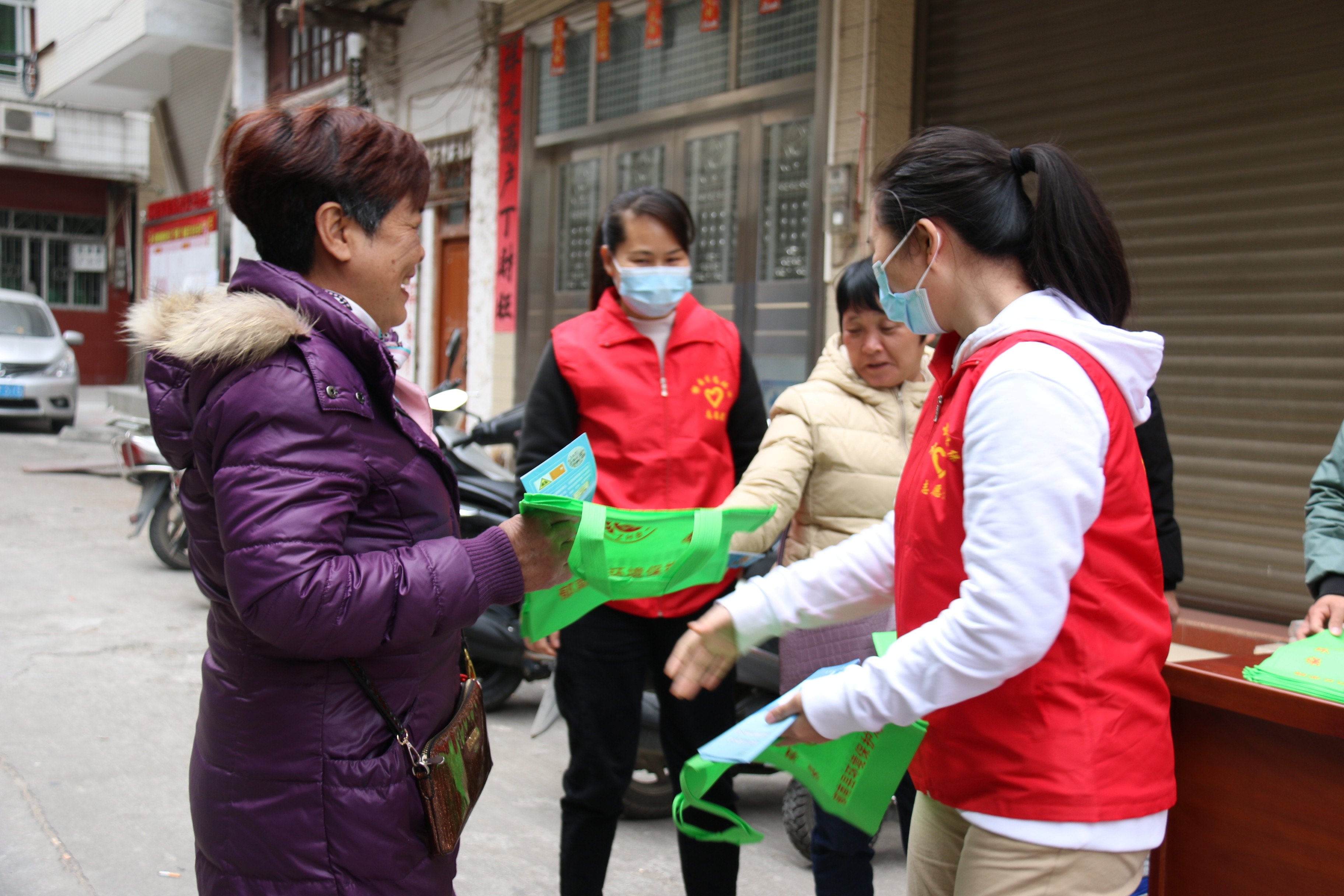 2.云浮市生態環境局郁南分局開展“綠水青山就是金山銀山”環保主題宣傳志愿活動（2）.JPG